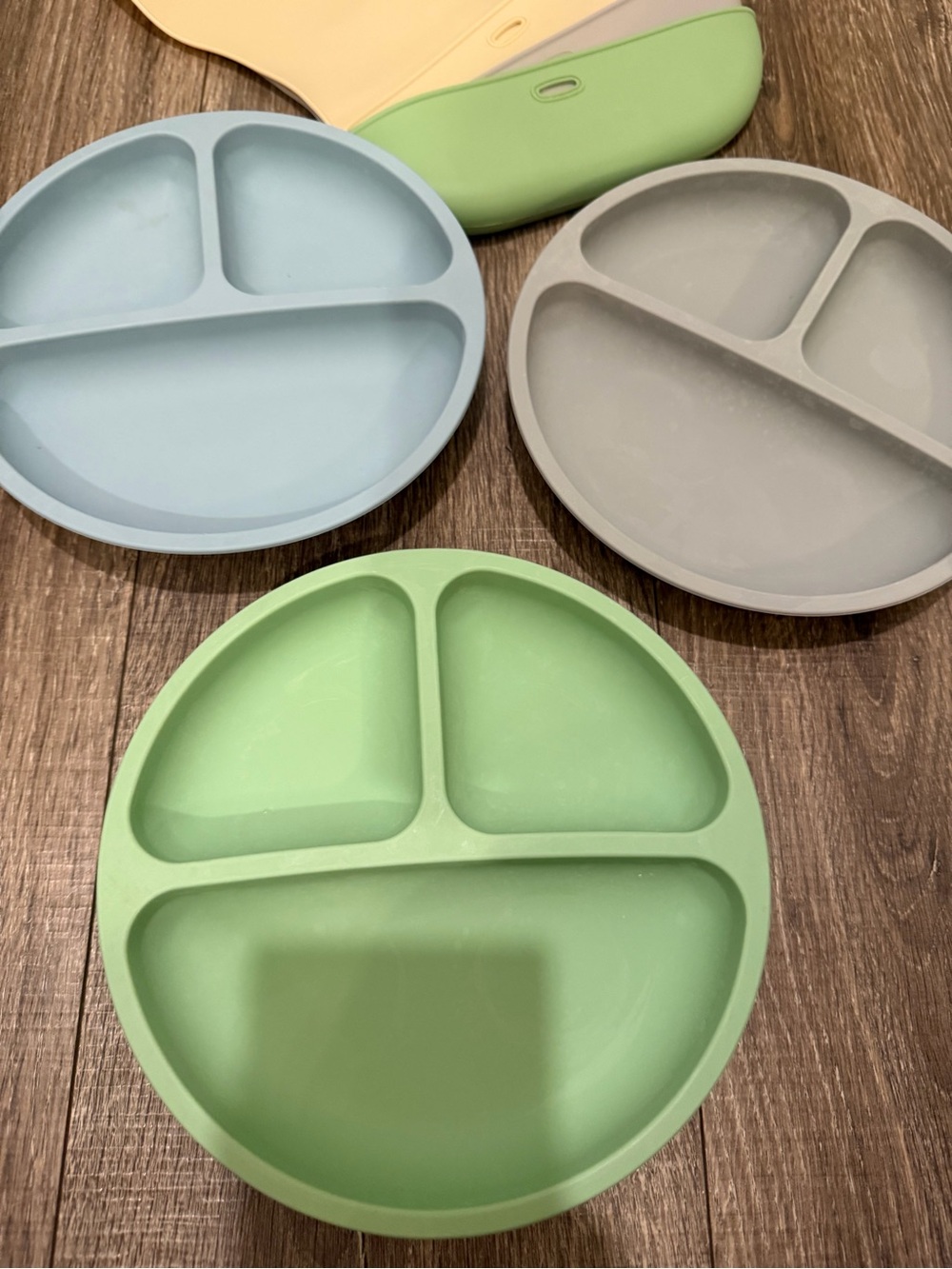 Set of 6 Silicone Plates and Bibs - Picture 2 of 3